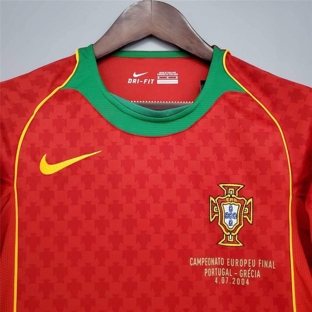 4c547bcc_d7c2fd9b-910a-46ab-870b-f084341461f4 CAMISETA PORTUGAL l 2004 HOMBRE (RETRO) - Zona Camisetas