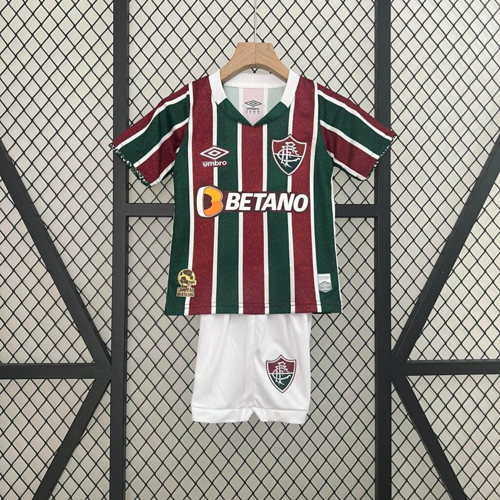 52439229-C6CF-43B0-BCCF-98F09A7024F4 CAMISETA FLUMINENSE I 24/25 CONJUNTO INFANTIL - Zona Camisetas