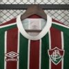 57d5cb1a_e239cb24-0951-4972-b2b9-1486533e8c90 CAMISETA FLUMINENSE I 25/26 HOMBRE (VERSIÓN FAN) - Zona Camisetas