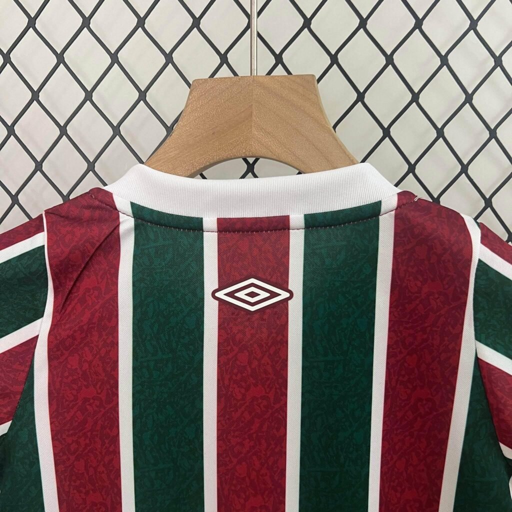6EDBFCA2-F8A1-4FC9-85EA-773EAE44F537 CAMISETA FLUMINENSE I 24/25 CONJUNTO INFANTIL - Zona Camisetas