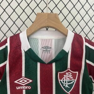 9DE291AE-59A8-4983-98FC-5161812D5200 CAMISETA FLUMINENSE I 24/25 CONJUNTO INFANTIL - Zona Camisetas