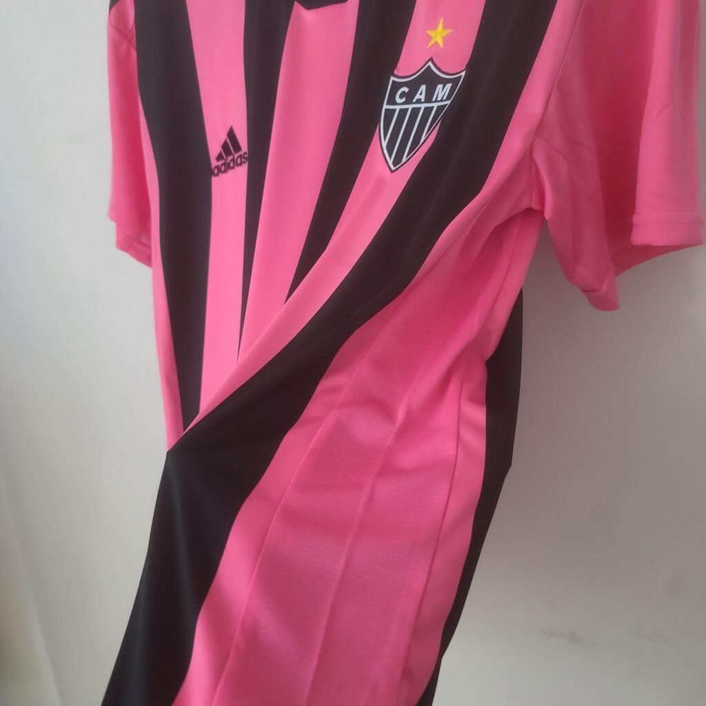 AM5_4f22326d-539c-426e-be4e-7ff1cf486148 CAMISETA ATLETICO MINEIRO ROSA 23/24 HOMBRE (VERSIÓN FAN) - ZonaCamisetas
