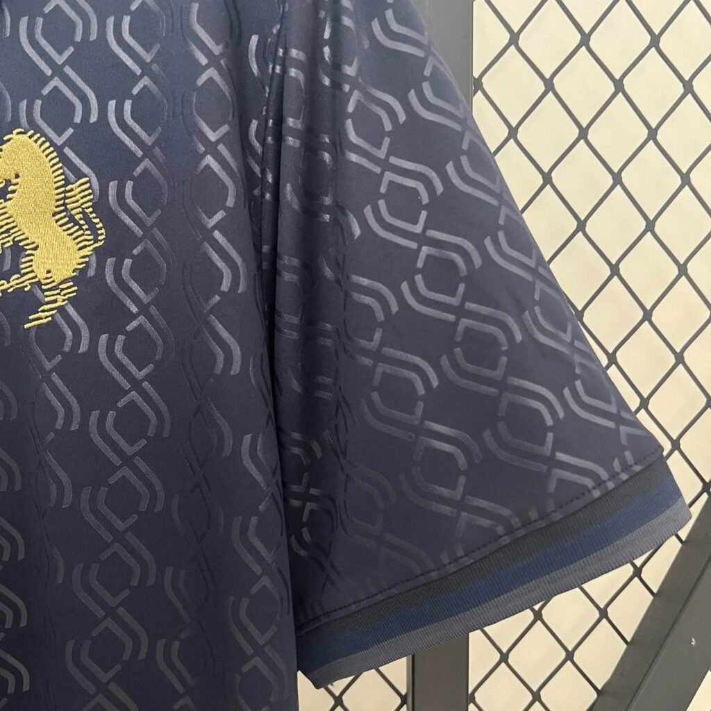 CA072919-A69B-4C3C-83C9-82A3F4B8C11F_61ce99cf-496d-476b-b2e5-c793e1e4d9b7-1 CAMISETA JUVENTUS I 24/25 HOMBRE (VERSIÓN FAN) - Zona Camisetas