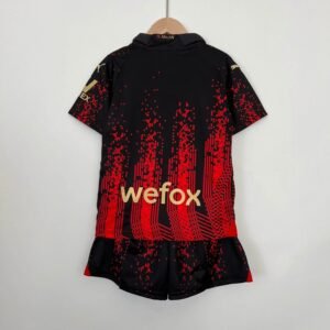 M53_6d585140-2380-401e-8328-1a958d320f93 CAMISETA AC MILAN IV 23/24 CONJUNTO INFANTIL - Zona Camisetas