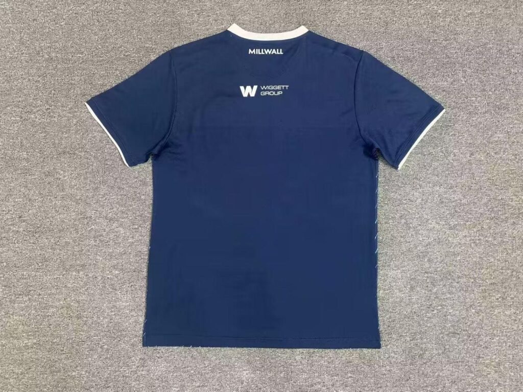 CAMISETA MILLWALL FC I 23/24 HOMBRE (VERSIÓN FAN)