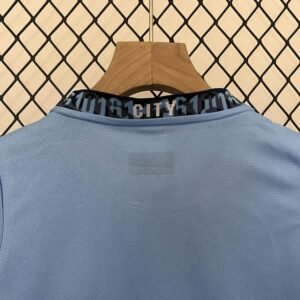 c3bf45fc_e10d4a3e-bb46-4ea4-a328-346bdc8053cb CAMISETA MANCHESTER CITY I 24/25 CONJUNTO INFANTIL - Zona Camisetas
