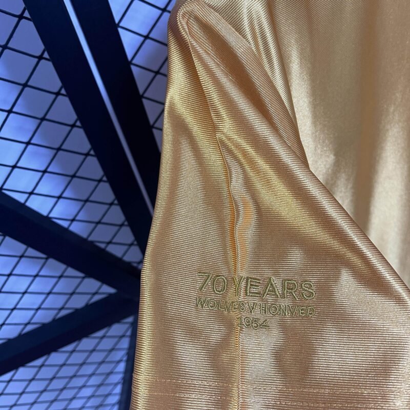 CAMISETA WOLVERHAMPTON I 25/26 70th HOMBRE (VERSIÓN FAN) - Zona Camisetas