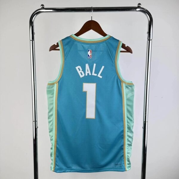 CAMISETA HORNETS SEASON 24 HOMBRE EDICIÓN BALL (NBA) - Zona Camisetas