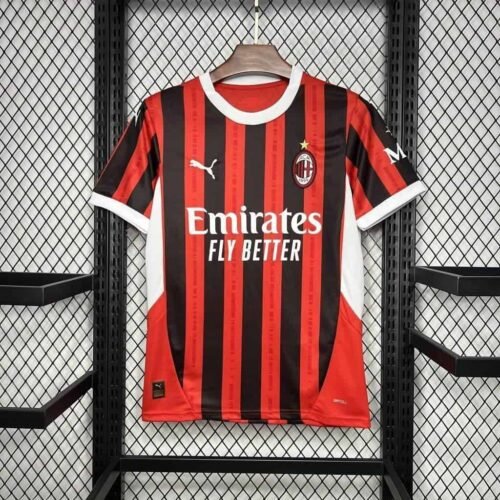 e6c47da9_3610049e-3186-4a57-b784-f9e0ddc95060 CAMISETA AC MILAN I 24/25 HOMBRE (VERSIÓN FAN) - Zona Camisetas