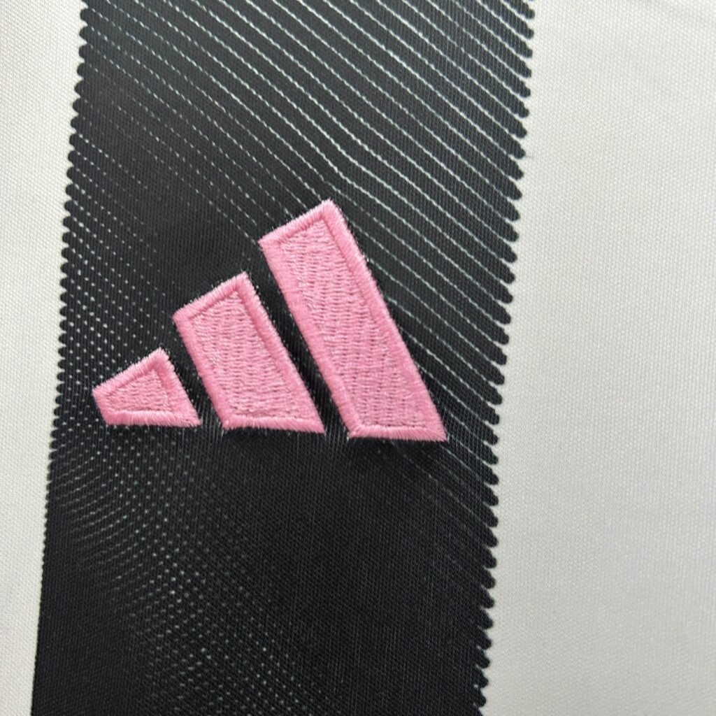 f2e07d9d_5e4406bd-e281-4b3e-80df-e4ffa5b2f120-1 CAMISETA JUVENTUS I 25/26 CONJUNTO INFANTIL - Zona Camisetas