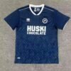 CAMISETA MILLWALL FC I 23/24 HOMBRE (VERSIÓN FAN)