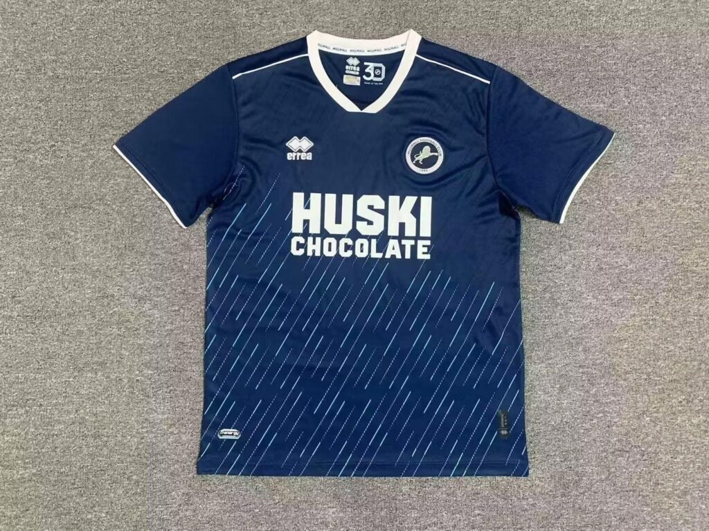CAMISETA MILLWALL FC I 23/24 HOMBRE (VERSIÓN FAN)
